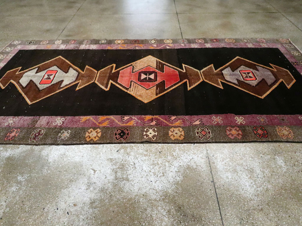Vintage Turkish Anatolian Gallery Carpet, No.28907 - Galerie Shabab