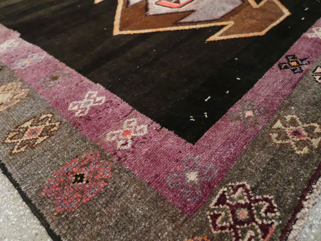 Vintage Turkish Anatolian Gallery Carpet, No.28907 - Galerie Shabab