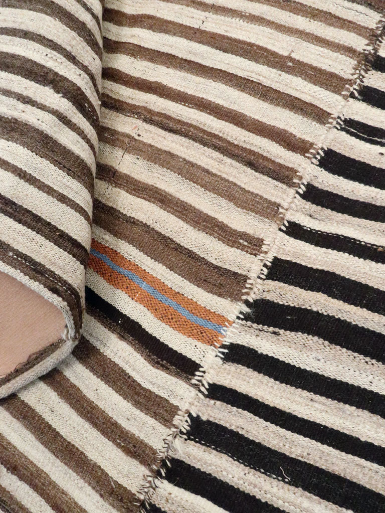 Vintage Persian Flatweave Kilim Accent Rug, No.29042 - Galerie Shabab