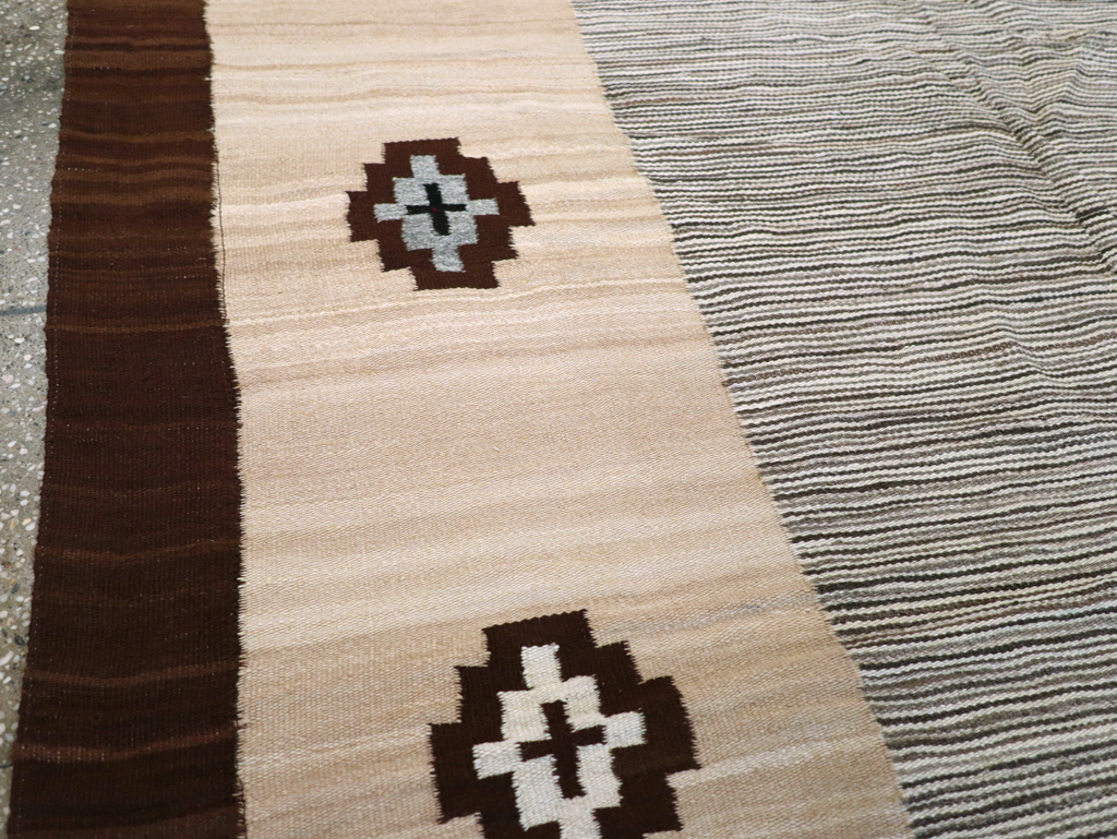 Modern Turkish Flatweave Kilim Accent Rug, No.29161 - Galerie Shabab