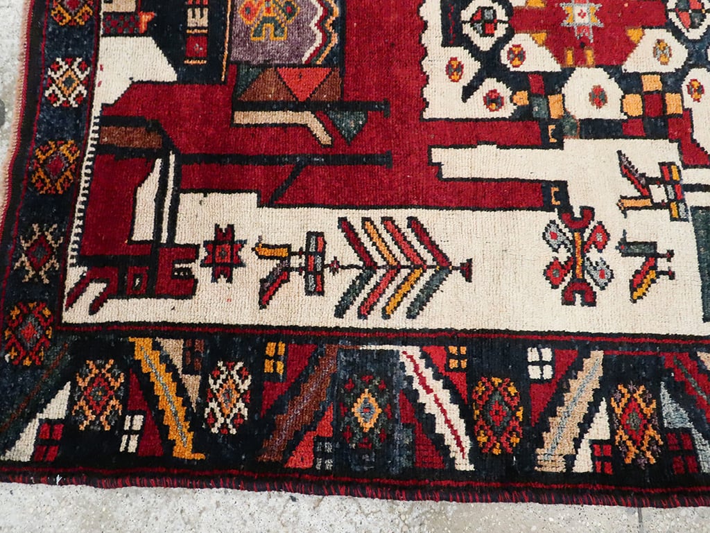 Vintage Persian Pictorial Bakhtiari Accent Rug, No.29173 - Galerie Shabab