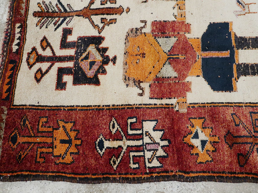 Vintage Persian Bakhtiari Pictorial Accent Rug, No.29181 - Galerie Shabab