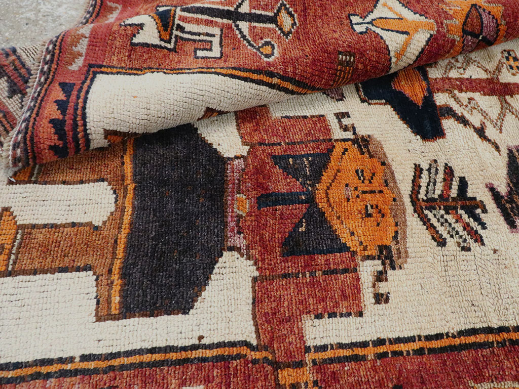 Vintage Persian Bakhtiari Pictorial Accent Rug, No.29181 - Galerie Shabab