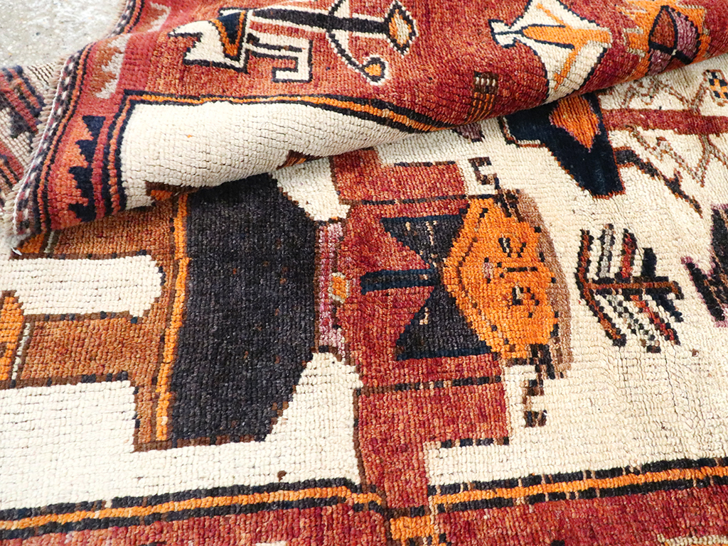 Vintage Persian Bakhtiari Pictorial Accent Rug, No.29181 - Galerie Shabab