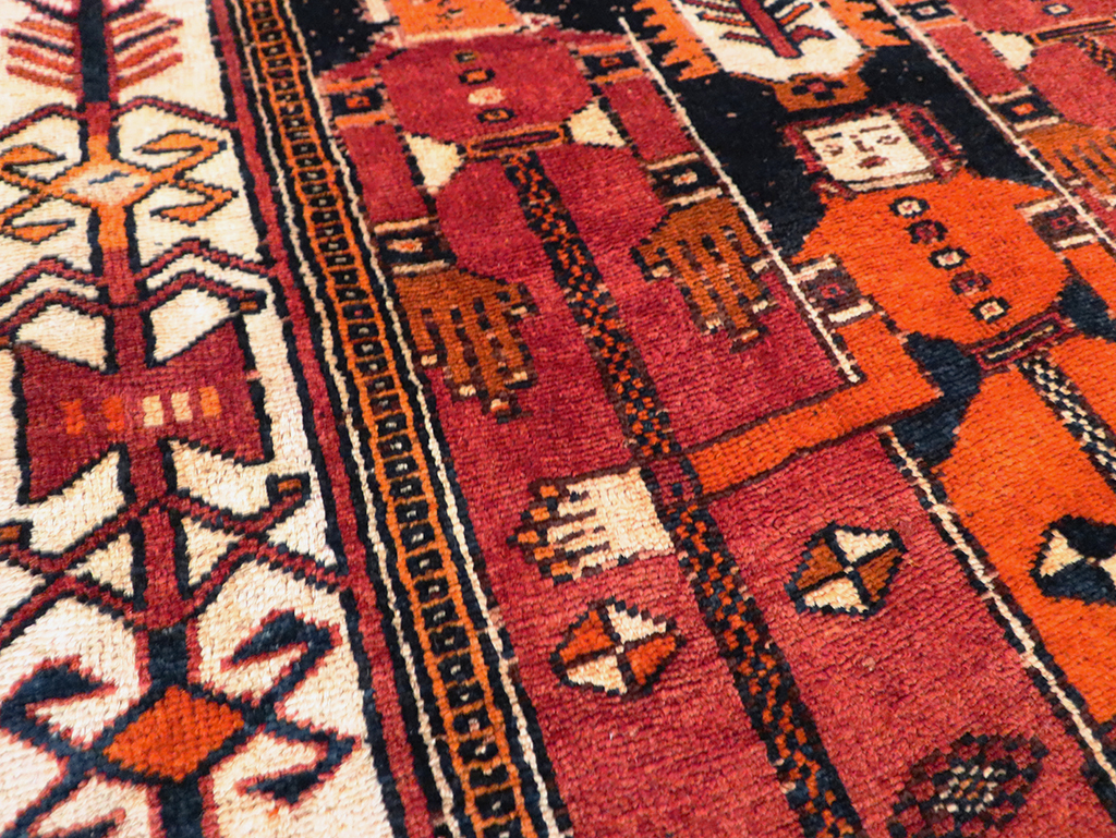 Tribal Persian Pictorial Bakhtiari Accent Rug, No.29184 - Galerie Shabab