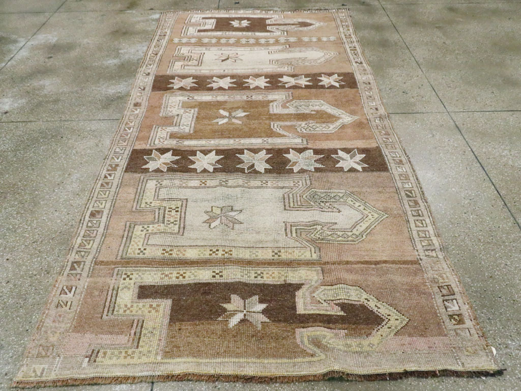 Vintage Anatolian Gallery Carpet, No.29221 - Galerie Shabab