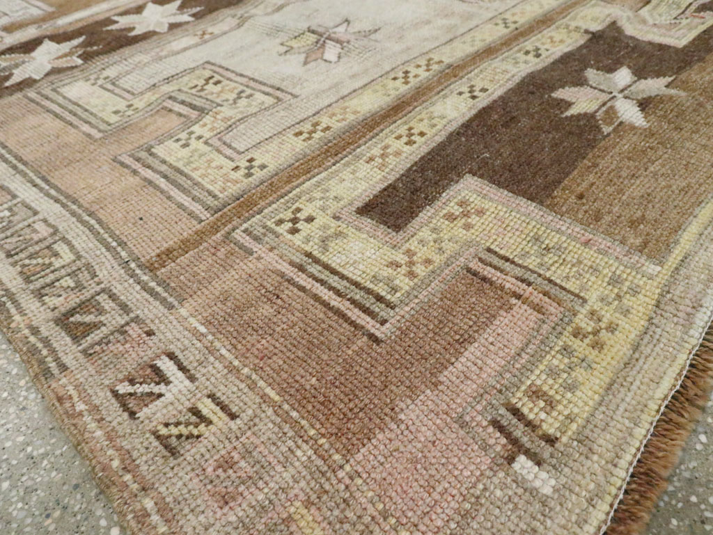 Vintage Anatolian Gallery Carpet, No.29221 - Galerie Shabab
