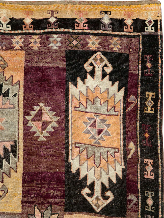 Vintage Turkish Anatolian Long Gallery Carpet, No.29227 - Galerie Shabab