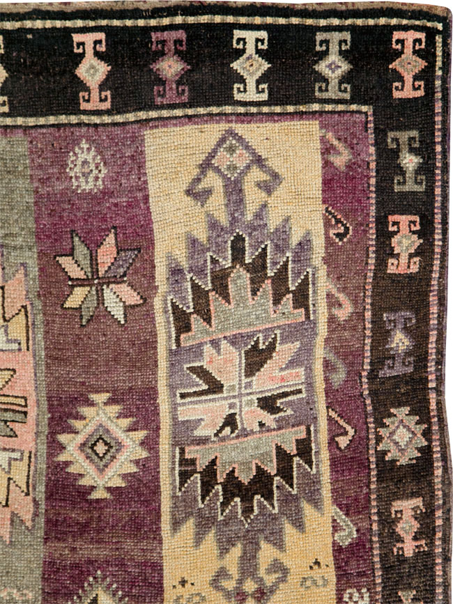 Vintage Turkish Anatolian Long Gallery Carpet, No.29227 - Galerie Shabab