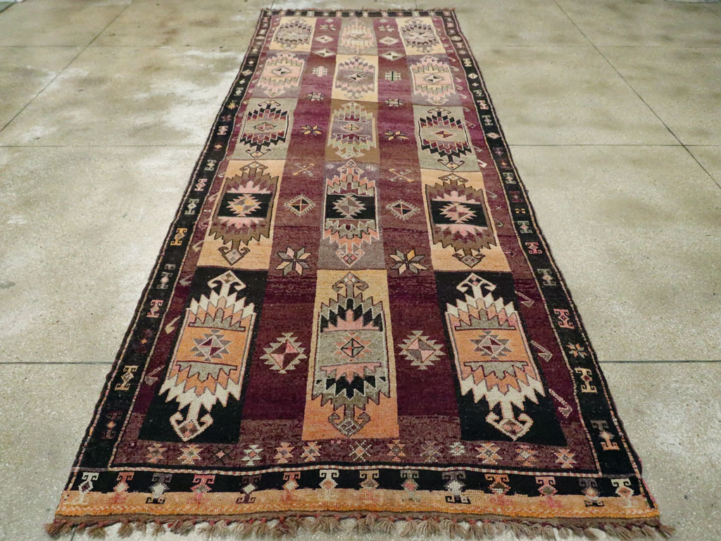 Vintage Turkish Anatolian Long Gallery Carpet, No.29227 - Galerie Shabab