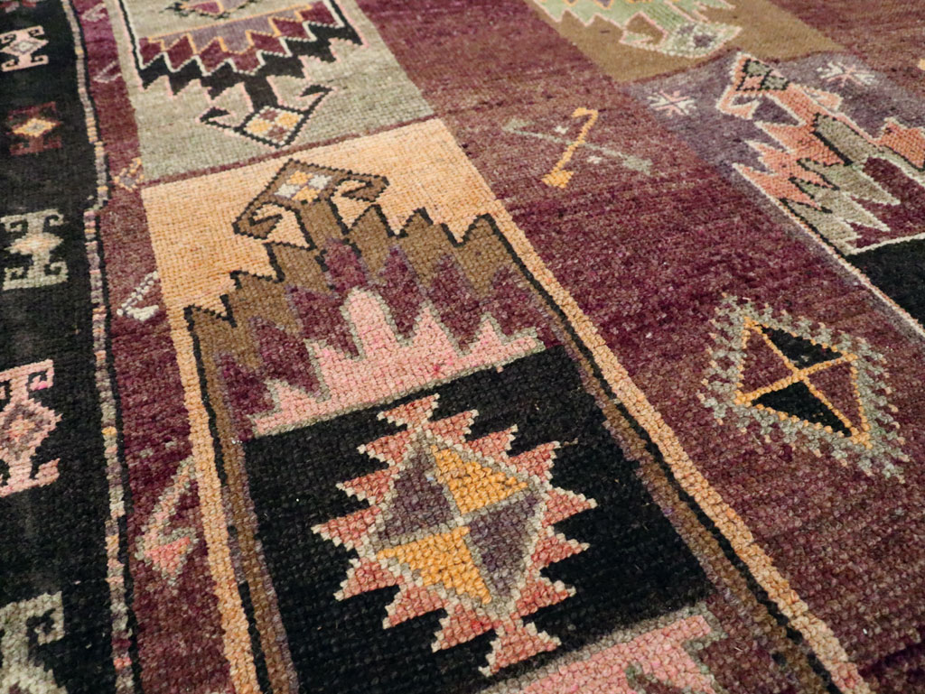 Vintage Turkish Anatolian Long Gallery Carpet, No.29227 - Galerie Shabab