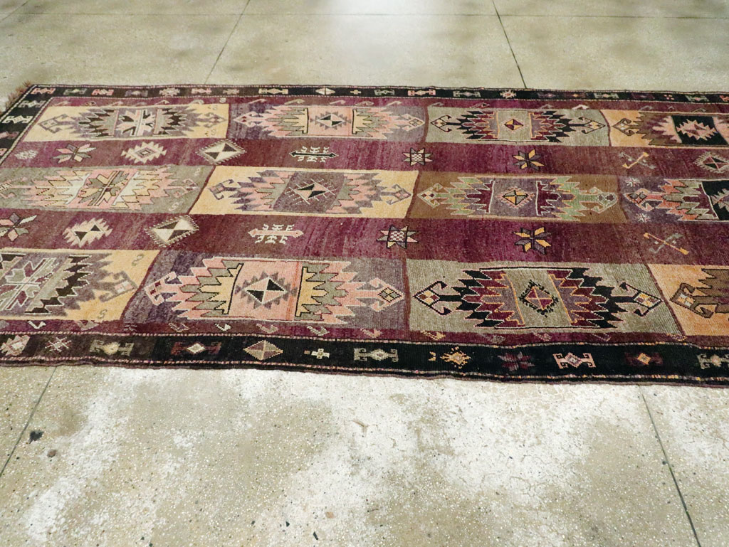 Vintage Turkish Anatolian Long Gallery Carpet, No.29227 - Galerie Shabab