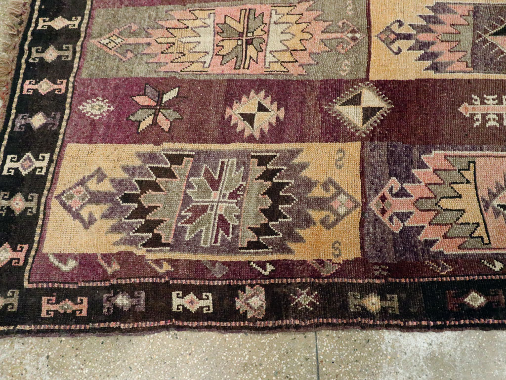Vintage Turkish Anatolian Long Gallery Carpet, No.29227 - Galerie Shabab