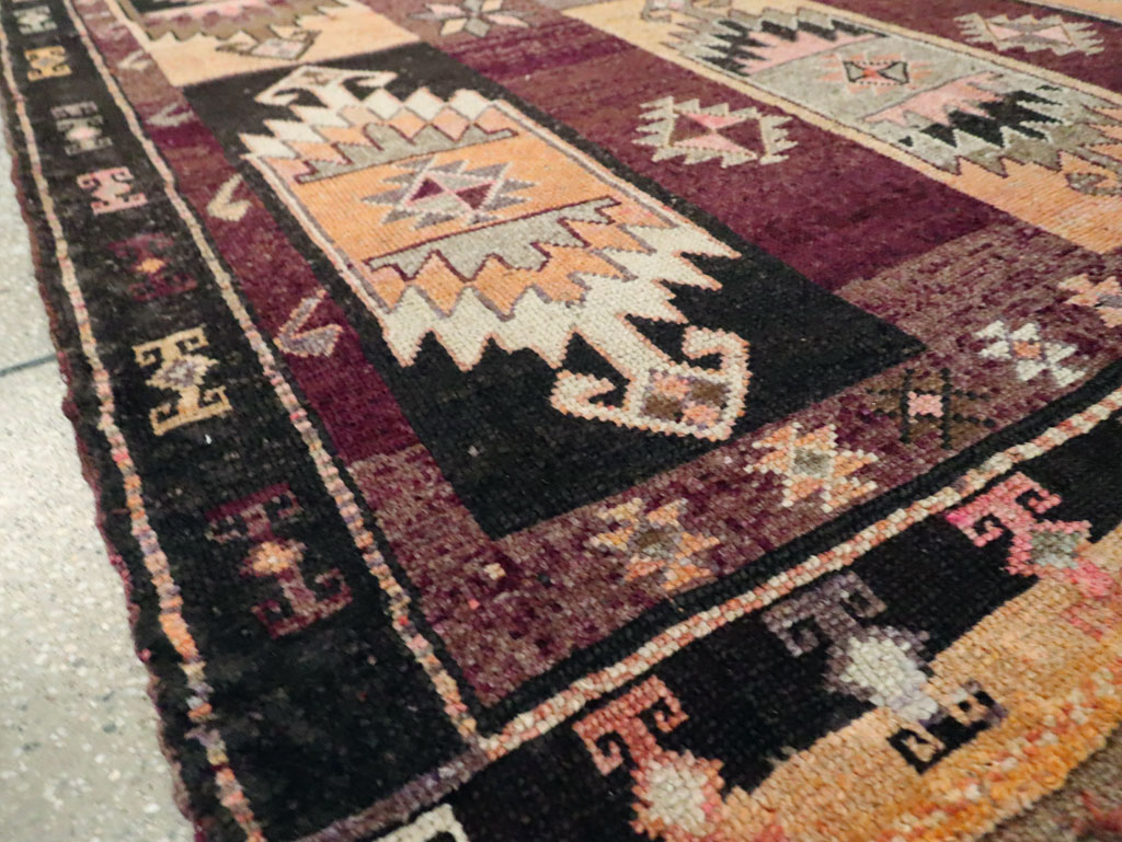 Vintage Turkish Anatolian Long Gallery Carpet, No.29227 - Galerie Shabab