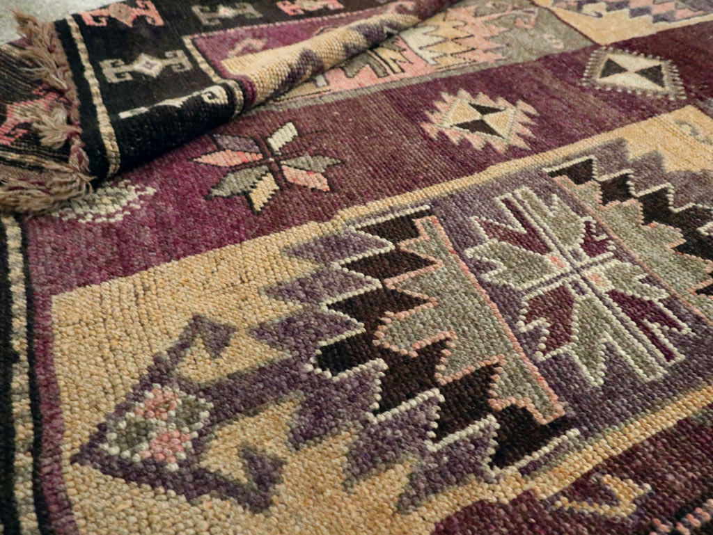Vintage Turkish Anatolian Long Gallery Carpet, No.29227 - Galerie Shabab
