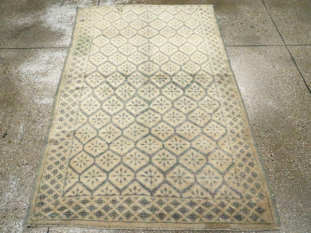 Vintage Turkish Anatolian Throw Rug, No.29345 - Galerie Shabab