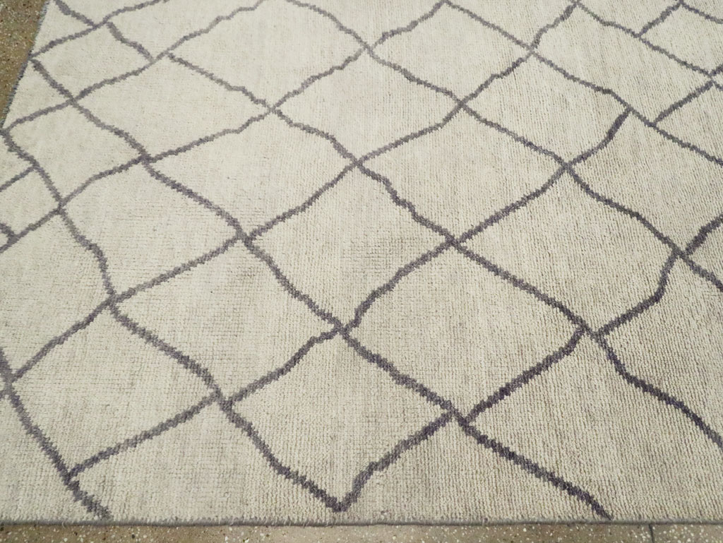 Modern Room Size Moroccan Carpet, No.29439 - Galerie Shabab