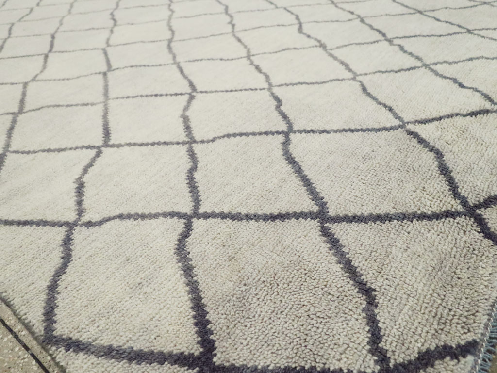 Modern Room Size Moroccan Carpet, No.29439 - Galerie Shabab