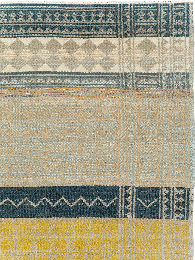 Contemporary Persian Flatweave Kilim Small Room Size Rug, No.29456 - Galerie Shabab
