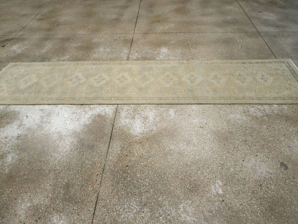 Vintage Persian Veece Runner, No.29459 - Galerie Shabab