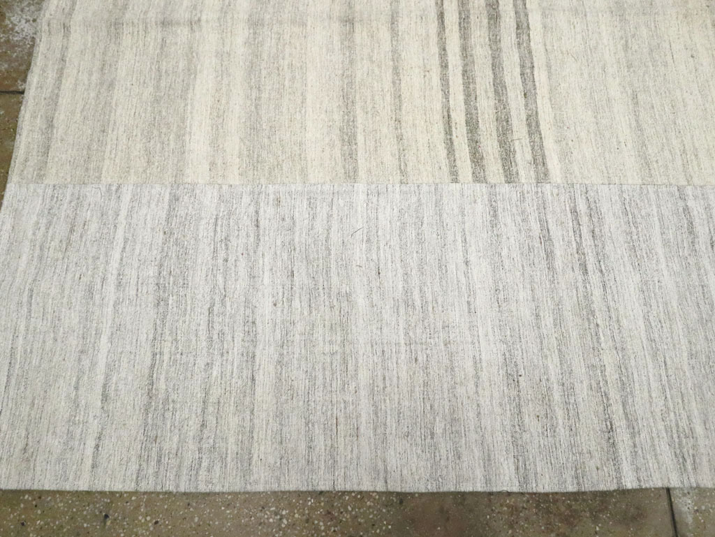 Contemporary Turkish Flatweave Kilim Room Size Carpet, No.29487 - Galerie Shabab