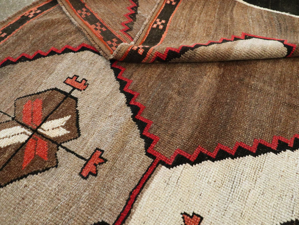 Vintage Anatolian Room Size Carpet, No.29490 - Galerie Shabab