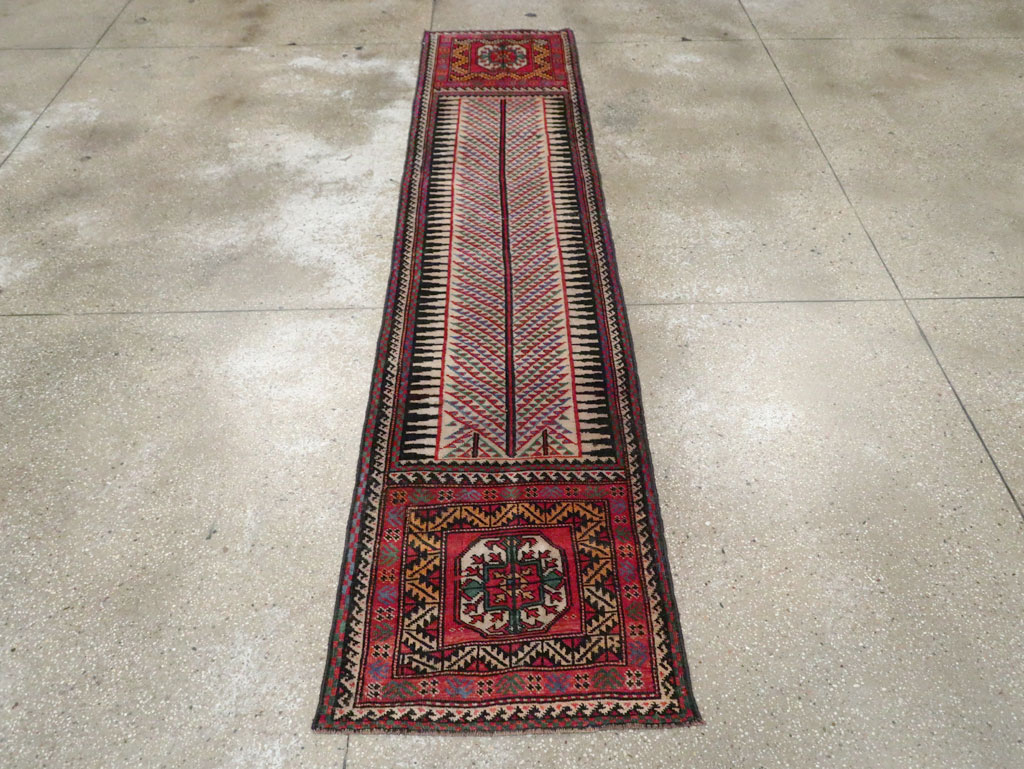 Vitnage Persian Baluch Runner, No.29597 - Galerie Shabab