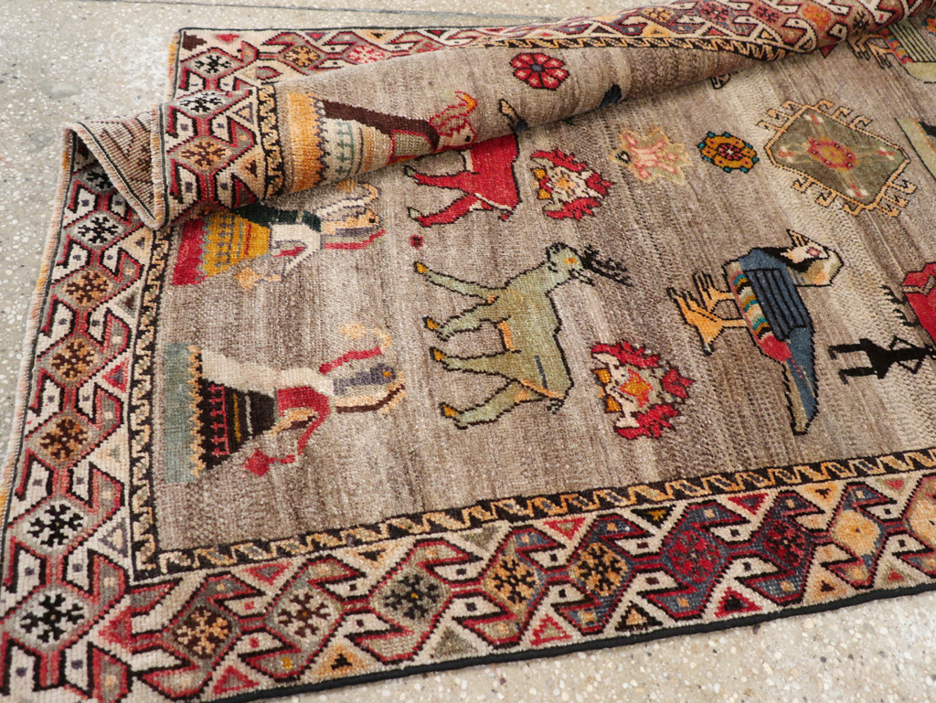Vintage Persian Pictorial Shiraz Rug, No.29605 - Galerie Shabab