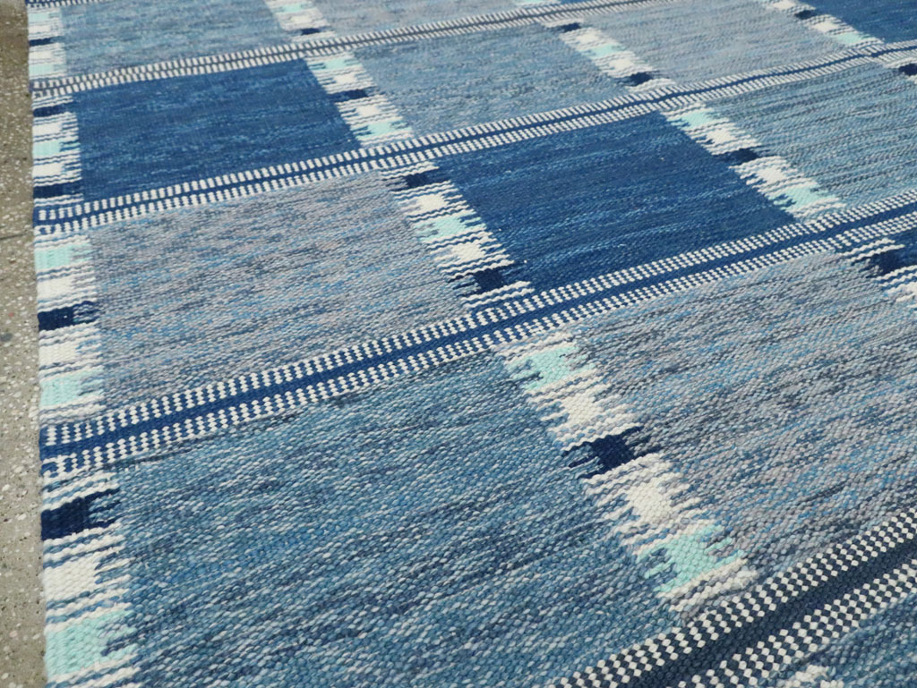 Swedish Inspired Contemporary Turkish Flatweave Kilim Room Size Carpet, No.29668 - Galerie Shabab