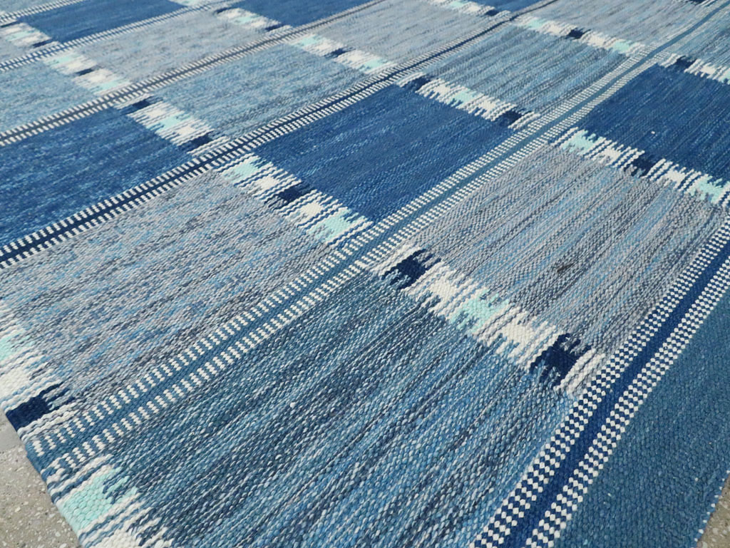 Swedish Inspired Contemporary Turkish Flatweave Kilim Room Size Carpet, No.29668 - Galerie Shabab