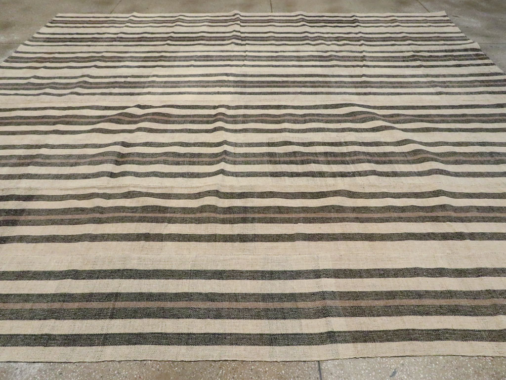 Modern Persian Flatweave Kilim Square Room Size Carpet, No.29720 - Galerie Shabab