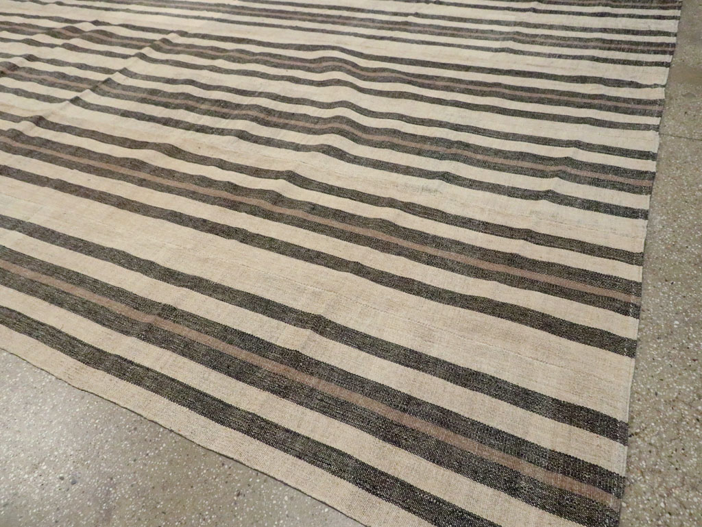 Modern Persian Flatweave Kilim Square Room Size Carpet, No.29720 - Galerie Shabab