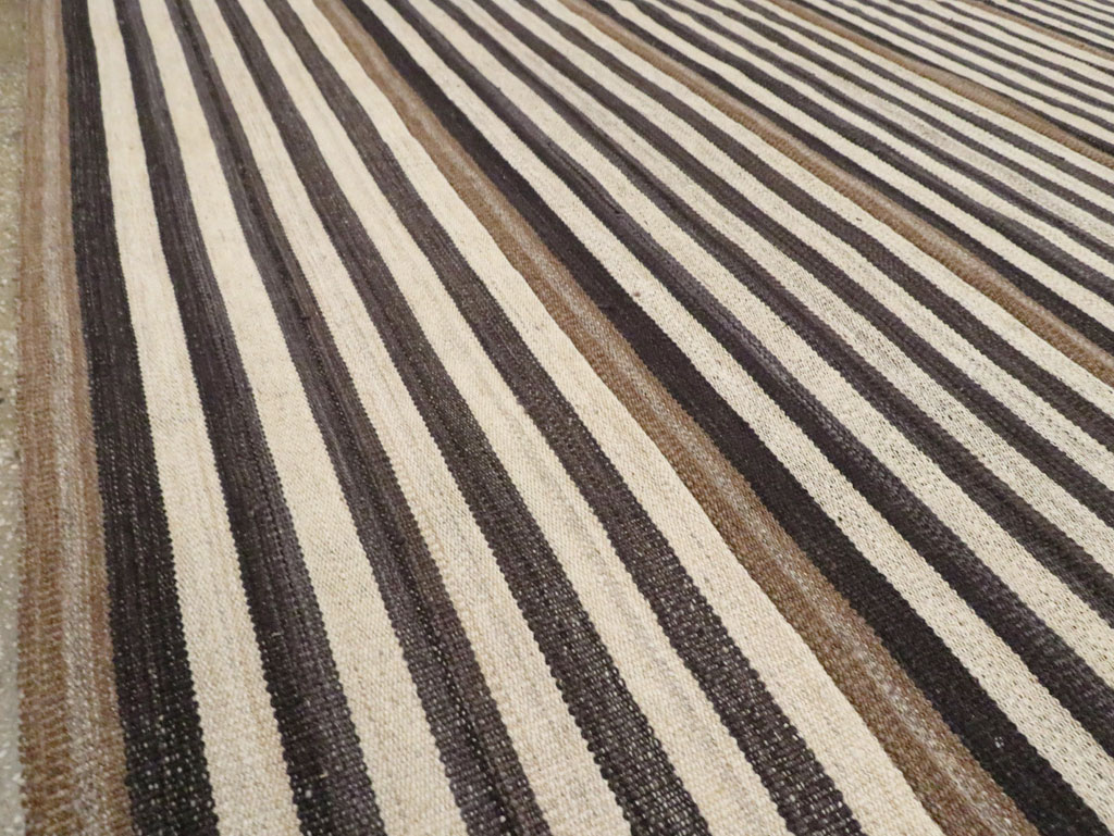 Modern Persian Flatweave Kilim Room Size Carpet, No.29721 - Galerie Shabab