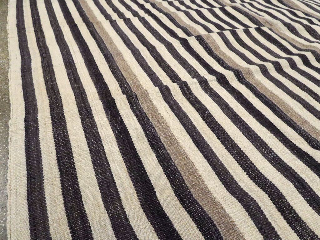 Modern Turkish Flatweave Kilim Room Size Carpet, No.29722 - Galerie Shabab