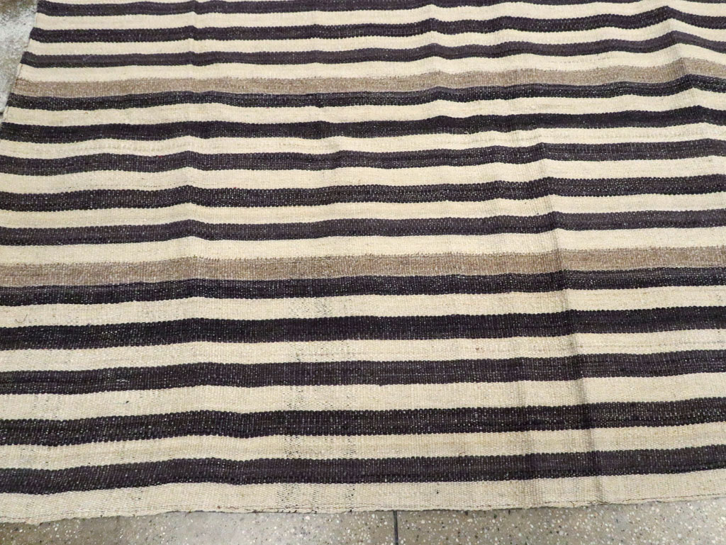 Modern Turkish Flatweave Kilim Room Size Carpet, No.29722 - Galerie Shabab