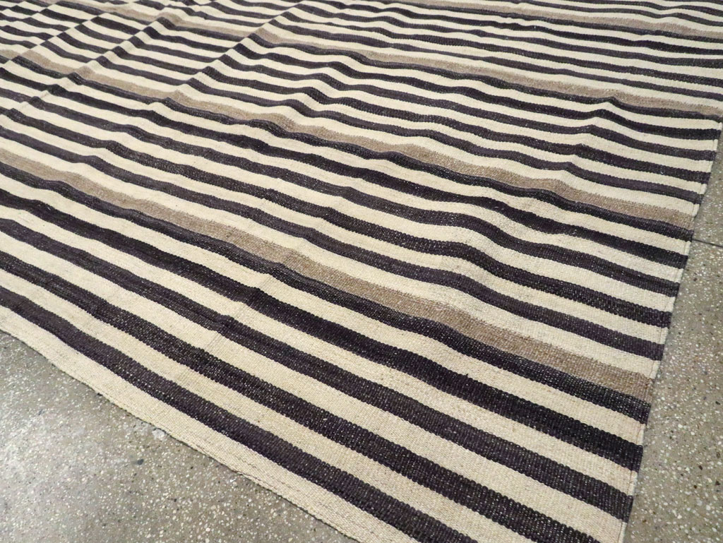 Modern Turkish Flatweave Kilim Room Size Carpet, No.29722 - Galerie Shabab