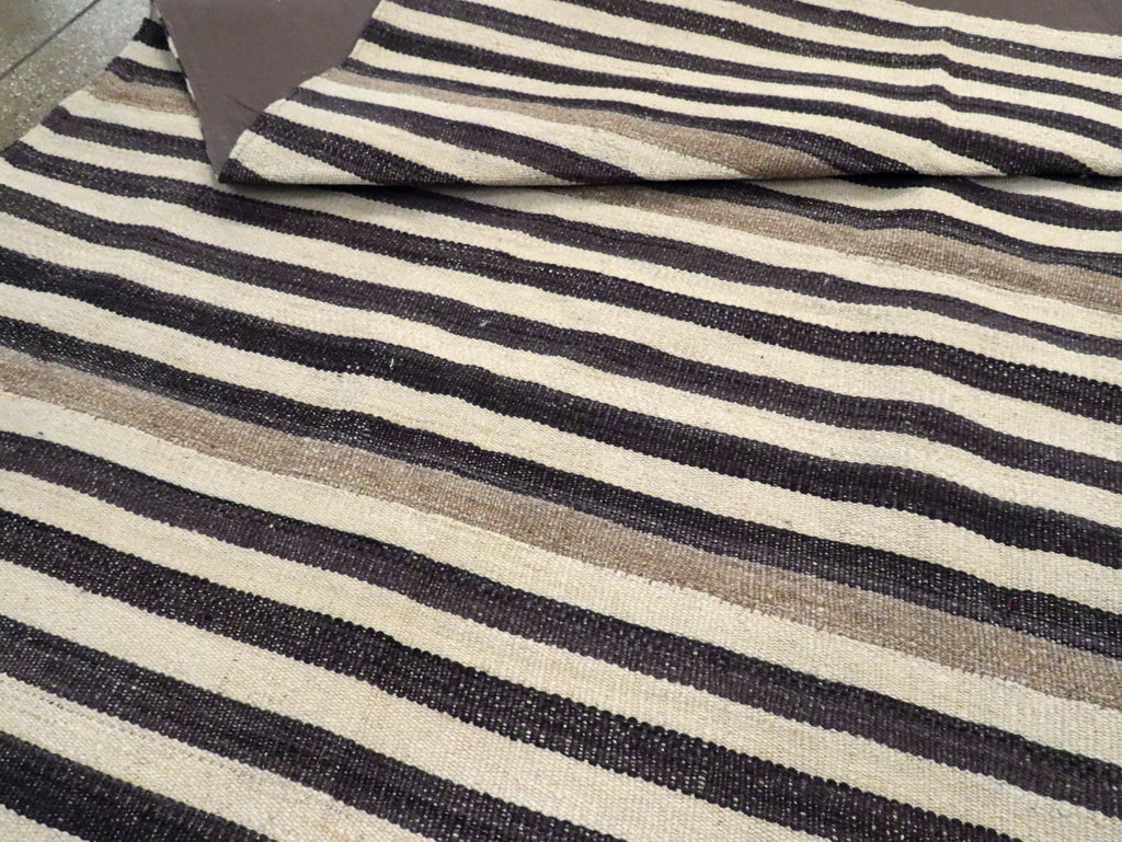 Modern Turkish Flatweave Kilim Room Size Carpet, No.29722 - Galerie Shabab