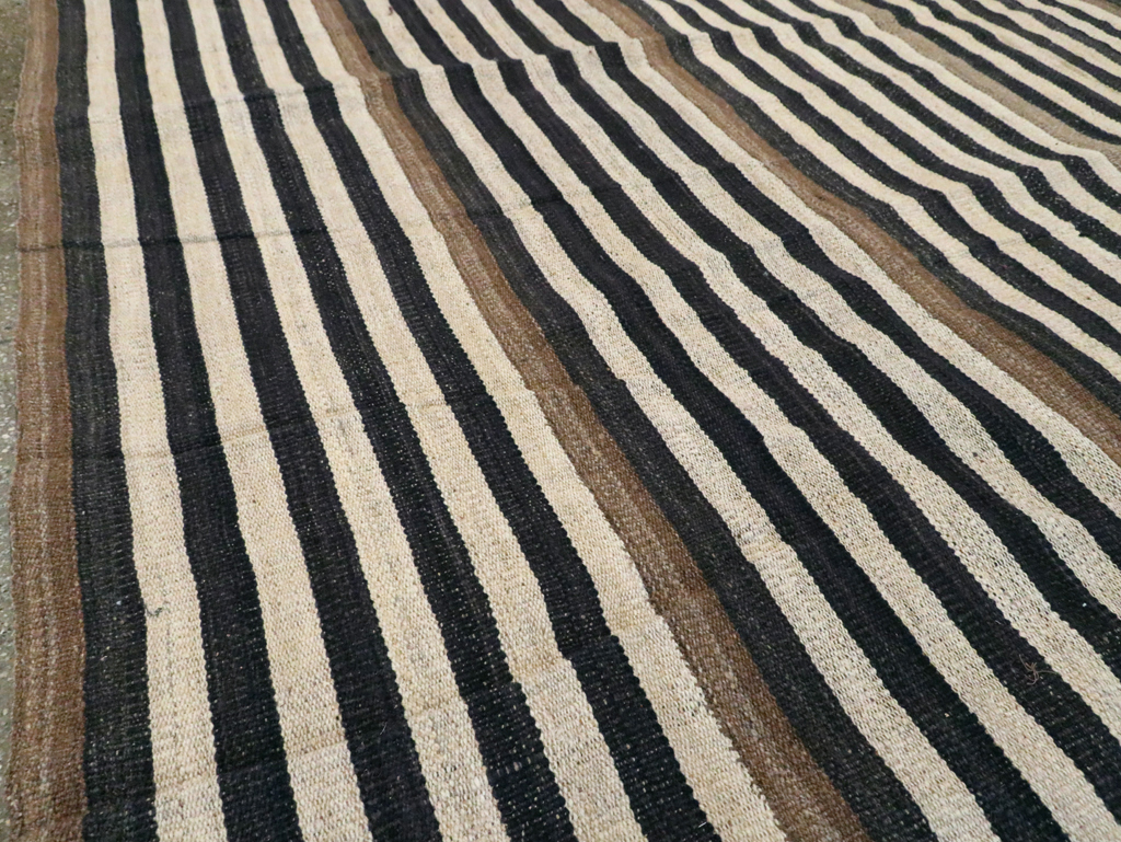 Rustic Modern Turkish Flatweave Kilim Room Size Carpet, No.29724 - Galerie Shabab