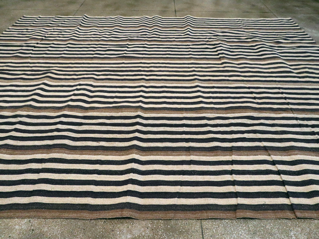 Rustic Modern Turkish Flatweave Kilim Room Size Carpet, No.29724 - Galerie Shabab