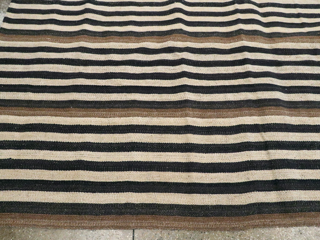 Rustic Modern Turkish Flatweave Kilim Room Size Carpet, No.29724 - Galerie Shabab