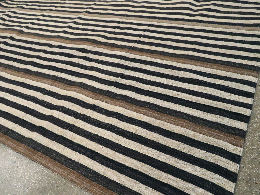 Rustic Modern Turkish Flatweave Kilim Room Size Carpet, No.29724 - Galerie Shabab