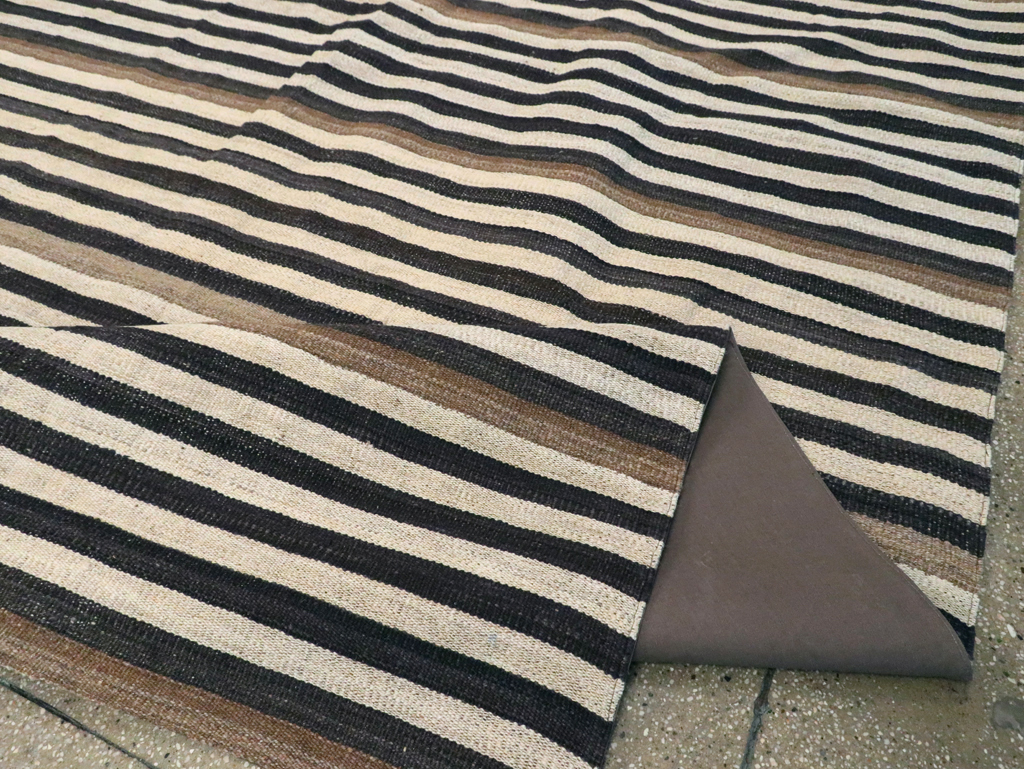 Rustic Modern Turkish Flatweave Kilim Room Size Carpet, No.29724 - Galerie Shabab