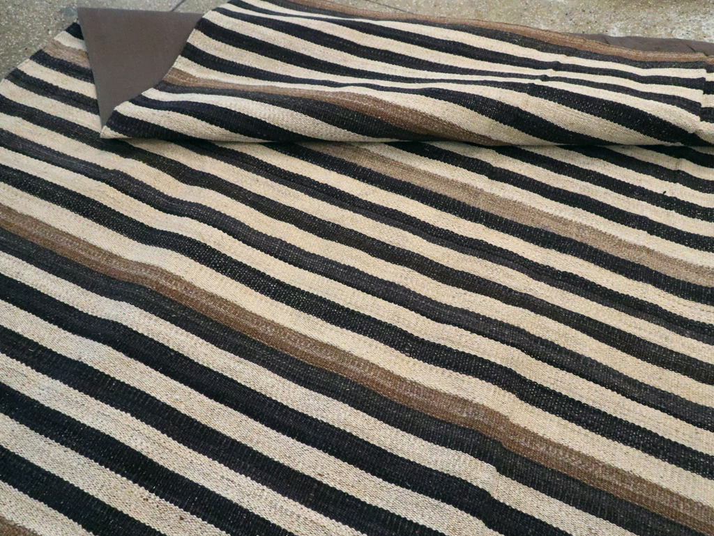 Rustic Modern Turkish Flatweave Kilim Room Size Carpet, No.29724 - Galerie Shabab