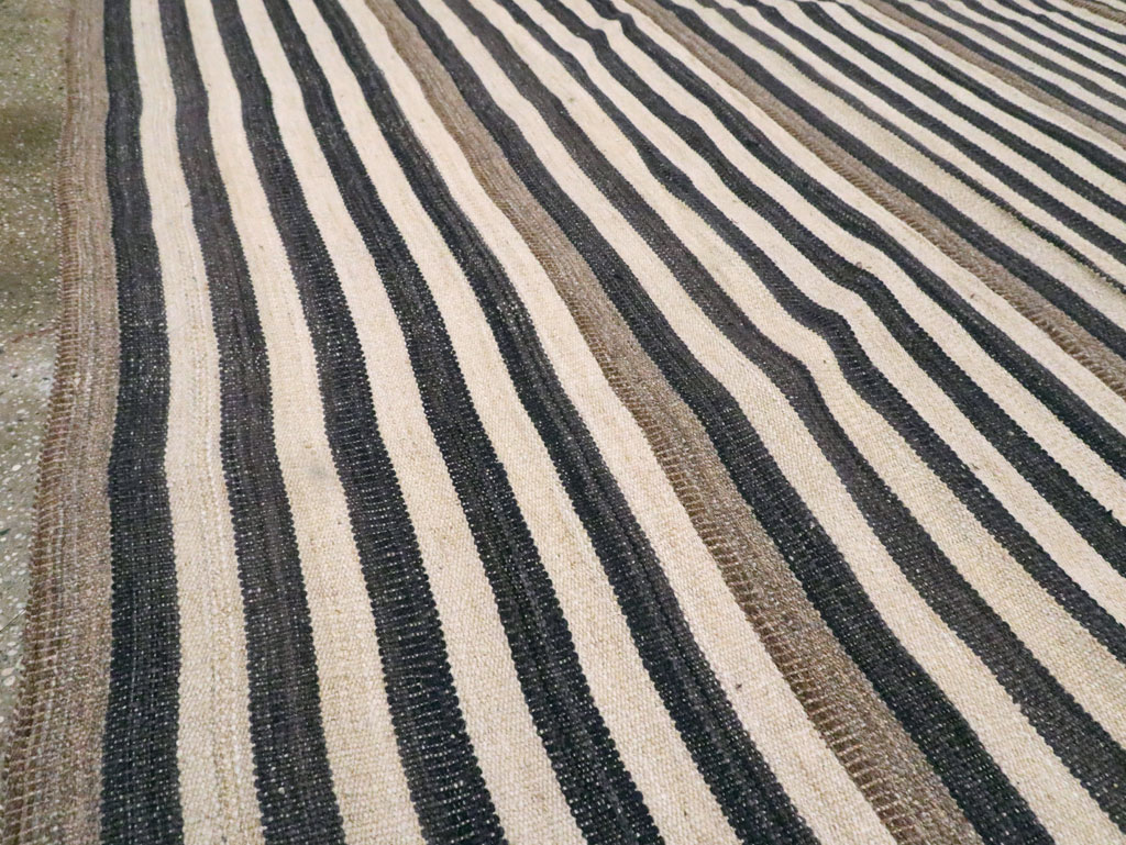 Modern Turkish Flatweave Kilim Room Size Carpet, No.29727 - Galerie Shabab