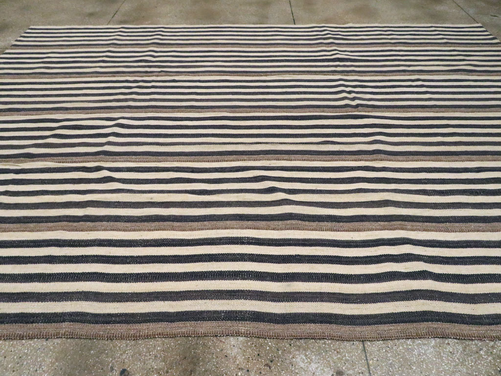Modern Turkish Flatweave Kilim Room Size Carpet, No.29727 - Galerie Shabab