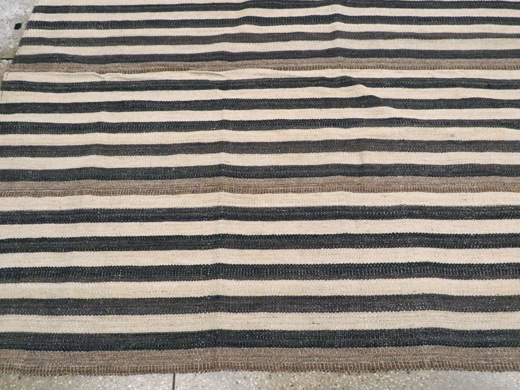 Modern Turkish Flatweave Kilim Room Size Carpet, No.29727 - Galerie Shabab