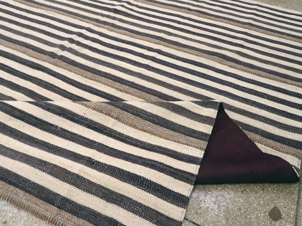 Modern Turkish Flatweave Kilim Room Size Carpet, No.29727 - Galerie Shabab