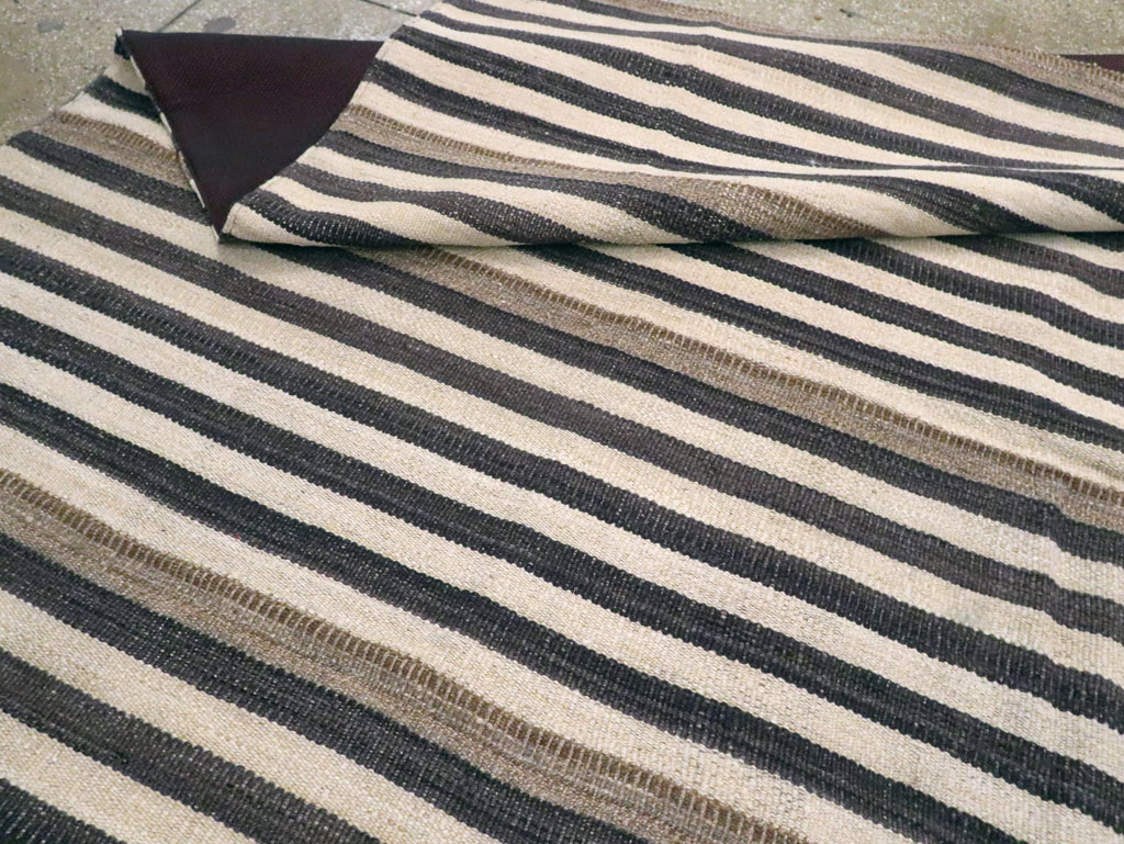 Modern Turkish Flatweave Kilim Room Size Carpet, No.29727 - Galerie Shabab