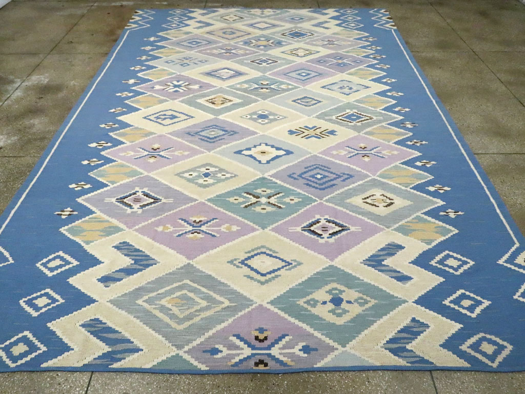 Swedish Inspired Contemporary Turkish Flatweave Kilim Room Size Carpet, No.29760 - Galerie Shabab