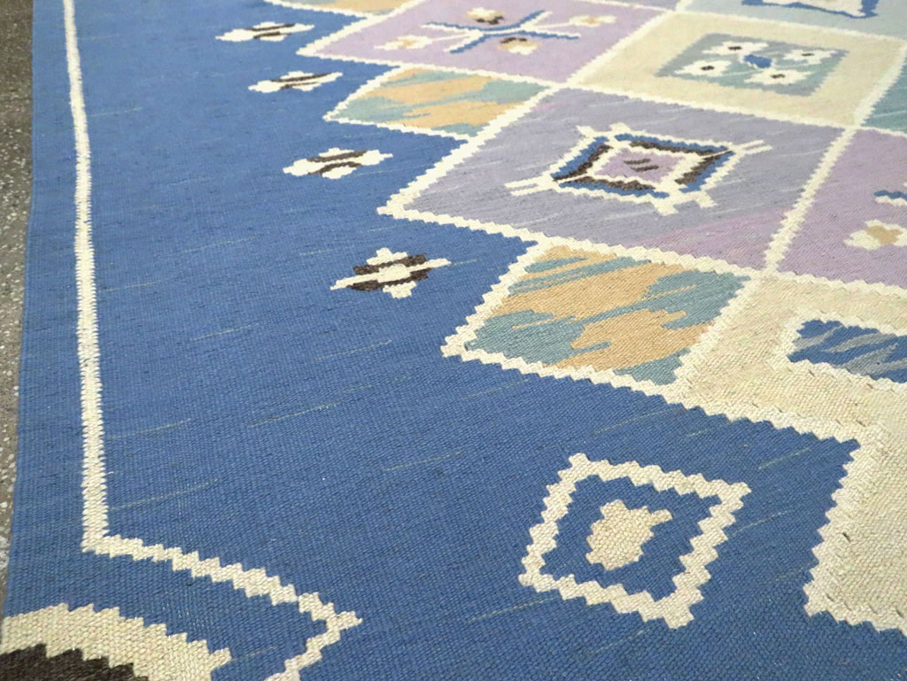 Swedish Inspired Contemporary Turkish Flatweave Kilim Room Size Carpet, No.29760 - Galerie Shabab